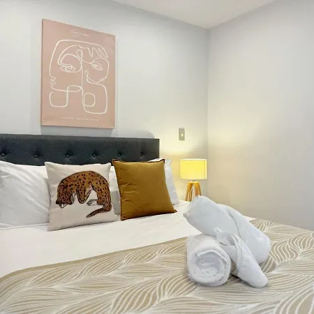 Stunning & Bright Studio In Central - Swimming Pool